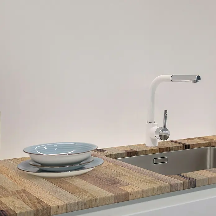 Lámina decorativa autoadhesiva vinílico para encimera - 65 x 200 cm, Triberg - Un elegante conjunto de cocina con fregadero, grifo y vajilla, que combina funcionalidad y estética. La madera de la encimera aporta calidez.