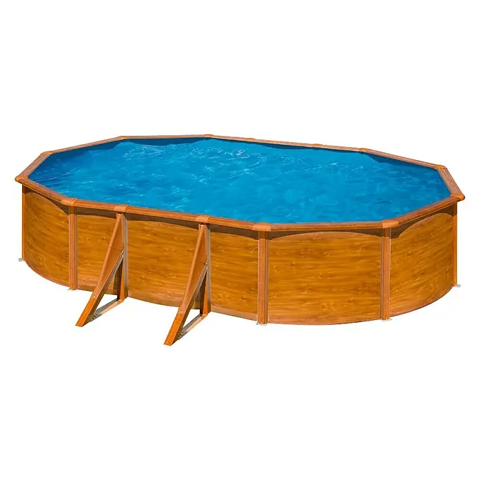 Gre Piscina de acero desmontable Pacific - L x An x Al: 610 x 375 x 120 cm, Marrón claro, 20.893 l - Piscina ovalada de madera con escalera. La piscina está llena de agua azul, y el revestimiento de madera tiene un color marrón cálido.