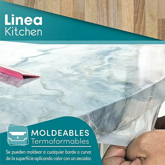 Lámina decorativa autoadhesiva vinílico para encimera - 65 x 200 cm, Triberg - Primer plano de una encimera de cocina con lámina de mármol aplicada con espátula y calor. Ideal para la renovación de la cocina.