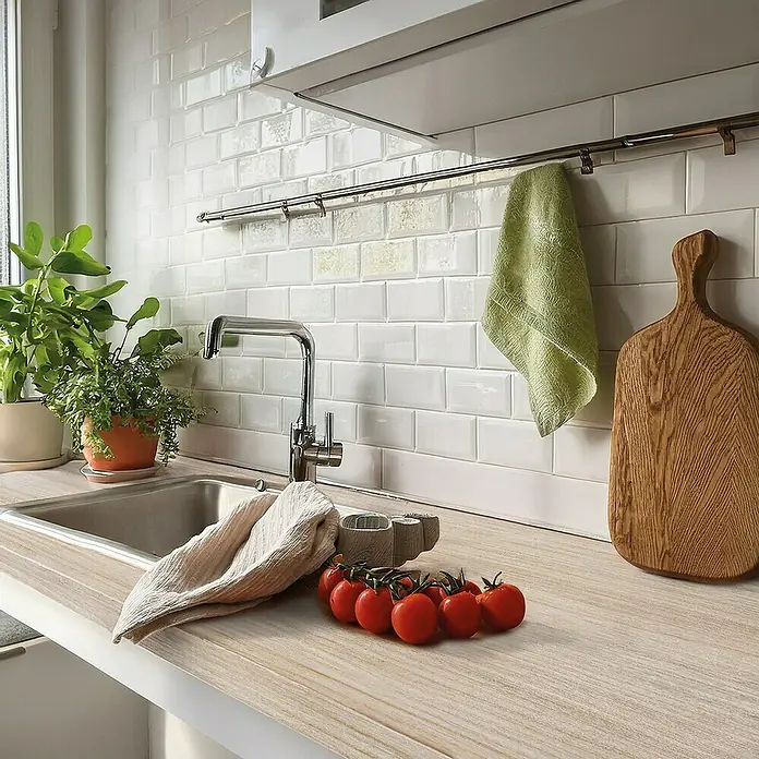 Lámina decorativa autoadhesiva vinílico para encimera - 65 x 200 cm, Bergen class - Primer plano de una cocina con un fregadero, tomates, una tabla de cortar y una planta verde.