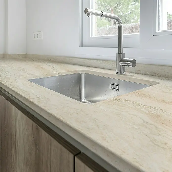 Lámina decorativa autoadhesiva vinílico para encimera - 65 x 200 cm, Triton - Fregadero de acero inoxidable debajo de un grifo de cocina sobre una encimera clara. Perfecto para cocinas modernas.