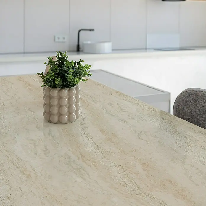 Lámina decorativa autoadhesiva vinílico para encimera - 65 x 200 cm, Triton - Primer plano de una maceta esférica con una planta sobre una mesa de mármol en una cocina moderna, añadiendo un toque de naturaleza.