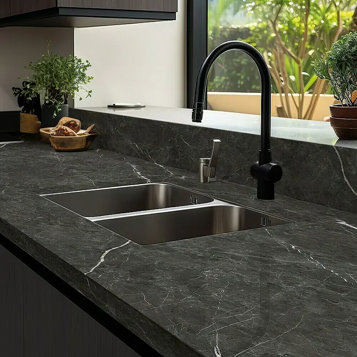 Lámina decorativa autoadhesiva vinílico para encimera - 65 x 200 cm, Valira - Fregadero de cocina con grifo negro y encimera de aspecto mármol. Diseño elegante para cocinas modernas con doble poza.