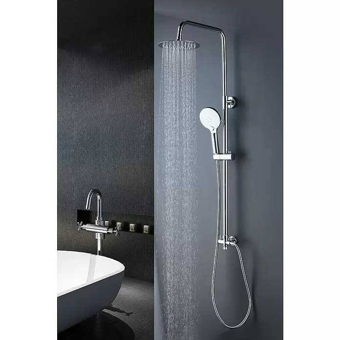 Aurlane Duschsystem Bayala Round Chrome 118 - Anzahl Strahlarten: 3 Stk., Silber - Ein modernes Chrom-Duschsystem mit laufendem Regenduschkopf und Handbrause, neben einer weißen freistehenden Badewanne mit Chrom-Bodenarmatur.