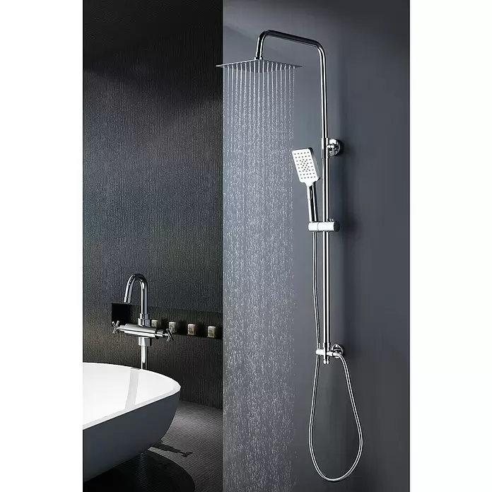 Aurlane Duschsystem Bayala Square Chrome 118 - Anzahl Strahlarten: 3 Stk., Silber - Chrom-Duschsystem mit quadratischem Regenduschkopf und Handbrause, sowie ein Chrom-Badewannenhahn in einem modernen Badezimmer.