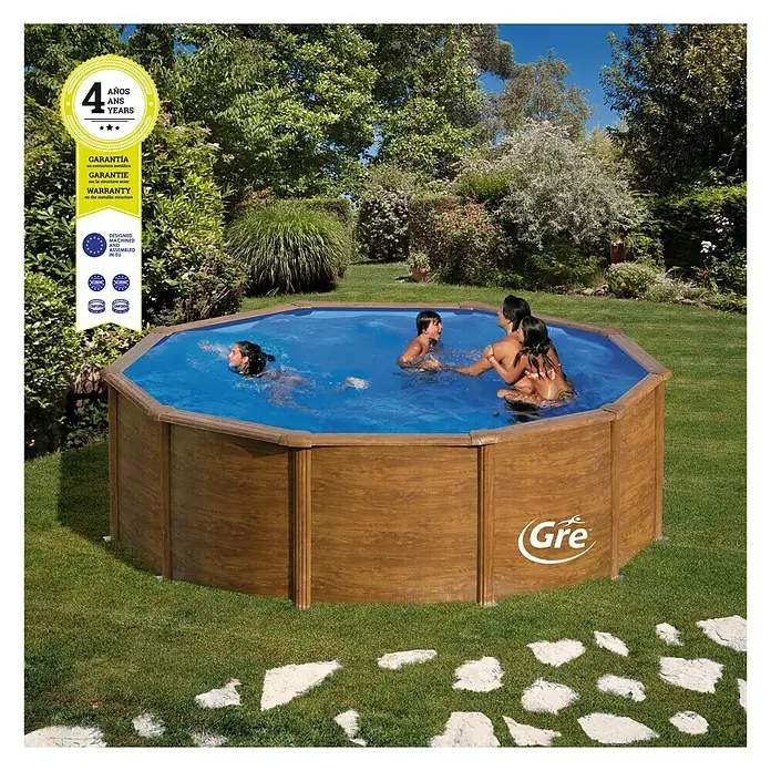 Gre Piscina de acero desmontable Pacific - Ø x Al: 460 x 120 cm, Marrón claro, 17.450 l - Una piscina de madera GRE en el jardín, con una familia divirtiéndose. La piscina tiene una garantía de 4 años y es conocida por su calidad.