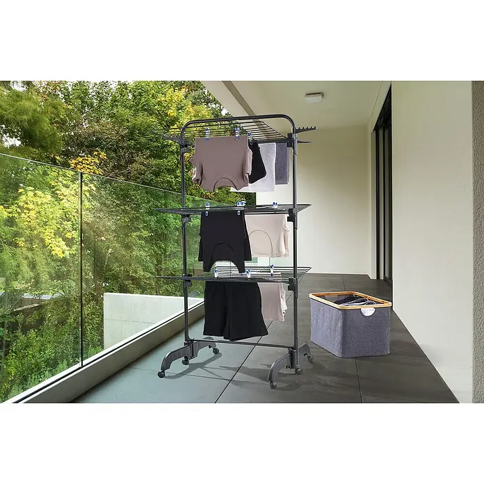 Leifheit Turm-Wäscheständer Comfort 420 Black - Länge Wäscheleine: 42 m, L x B x H: 76,5 x 70 x 145 cm, Schwarz - Wäscheständer mit drei Ebenen und daran hängender Kleidung auf einem Balkon. Praktischer, mobiler Wäscheständer für den Innen- und Außenbereich.