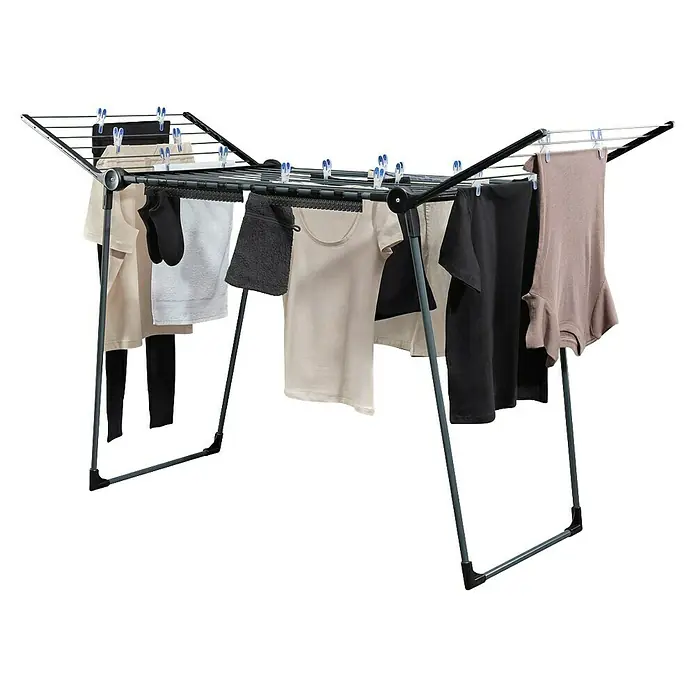 Leifheit Flügel-Wäscheständer Pegasus 180 Solid Black - Länge Wäscheleine: 18 m, Schwarz, B x T x H: 157 x 66 x 87 cm - Wäscheständer mit daran hängender Kleidung. Der Wäscheständer ist grau und die Kleidung hat verschiedene Farben, darunter Beige, Schwarz und Weiß.