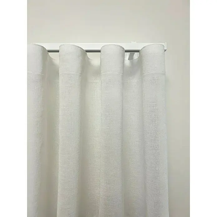 Cortina plisada onda perfecta Vivaia - An x Al: 270 x 290 cm, Blanco, Textil - Primer plano de cortinas de lino blanco que cuelgan de un riel, dejando pasar una luz suave. La tela tiene una textura sutil que añade un toque elegante.