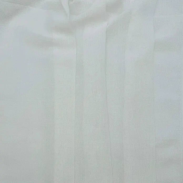 Cortina plisada onda perfecta Vivaia - An x Al: 270 x 290 cm, Blanco, Textil - Primer plano de tejido de lino blanco con un sutil patrón de rayas, ideal para ropa de verano ligera y aireada.