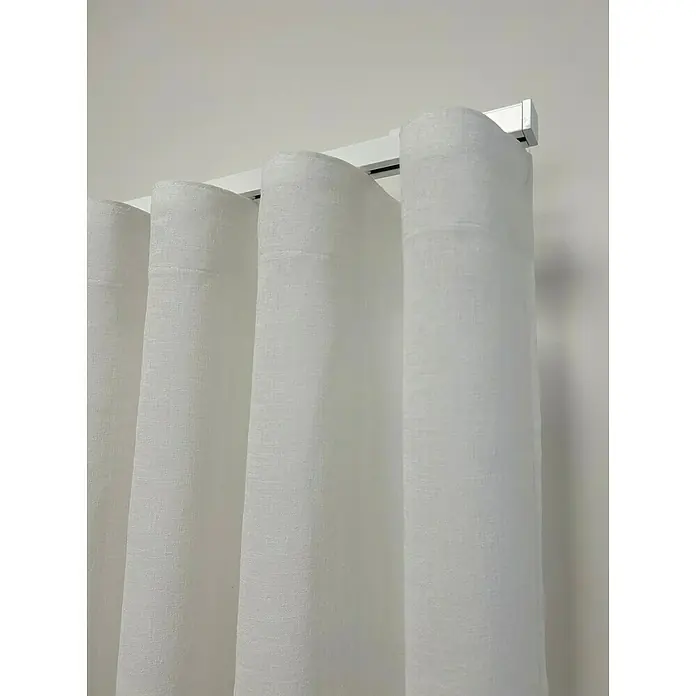 Cortina plisada onda perfecta Vivaia - An x Al: 270 x 290 cm, Blanco, Textil - Primer plano de cortinas blancas con pliegues en una guía blanca. Tratamiento elegante para ventanas, ideal para un ambiente con estilo.