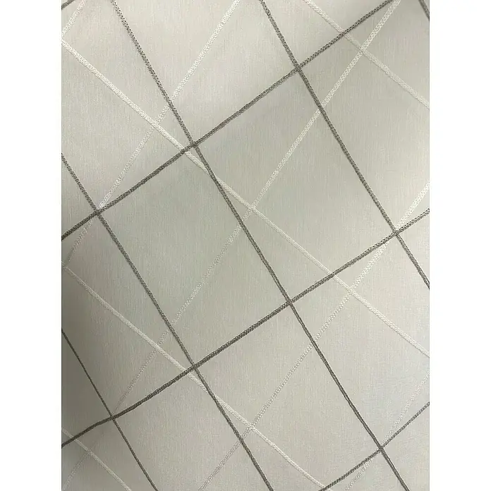 Cortina plisada onda perfecta Bordada - An x Al: 270 x 290 cm, Gris, Textil - Primer plano de un tejido a cuadros en tonos grises y blancos, que ofrece una textura elegante y moderna para la decoración.