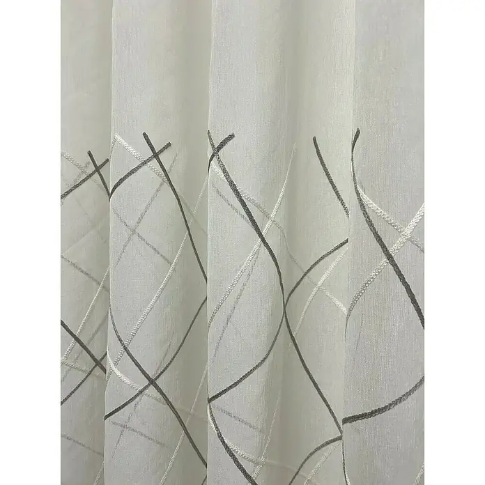 Cortina plisada onda perfecta Bordada - An x Al: 270 x 290 cm, Gris, Textil - Primer plano de una cortina blanca transparente decorada, que muestra un patrón bordado contemporáneo en tonos de gris y blanco.