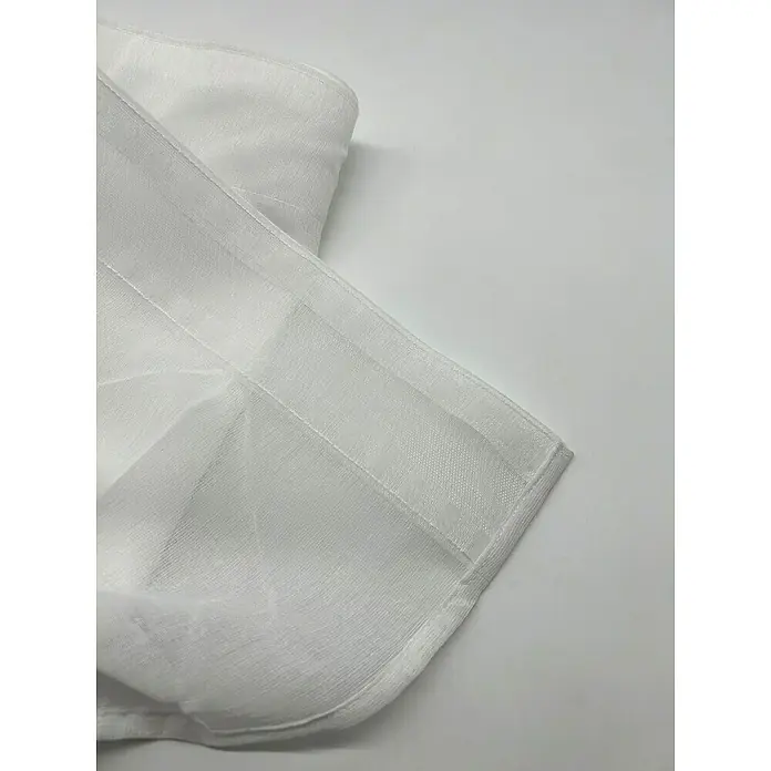 Cortina plisada onda perfecta Bordada - An x Al: 270 x 290 cm, Gris, Textil - Primer plano de una elegante cortina blanca, que combina luz y privacidad con estilo.