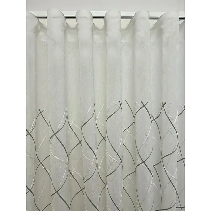 Cortina plisada onda perfecta Bordada - An x Al: 270 x 290 cm, Gris, Textil - Primer plano de cortinas blancas y translúcidas con líneas decorativas curvas en gris y blanco, que añaden un toque elegante a la habitación.