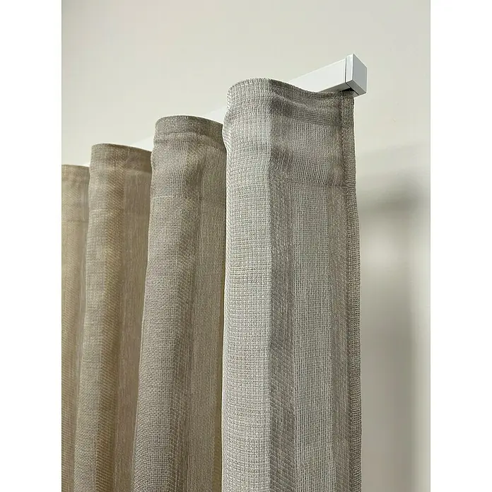 Cortina plisada onda perfecta Renata - An x Al: 270 x 290 cm, Beige, Textil - Primer plano de elegantes cortinas de lino beige colgadas de una barra blanca, que proporcionan una luz suave y difusa a la habitación.