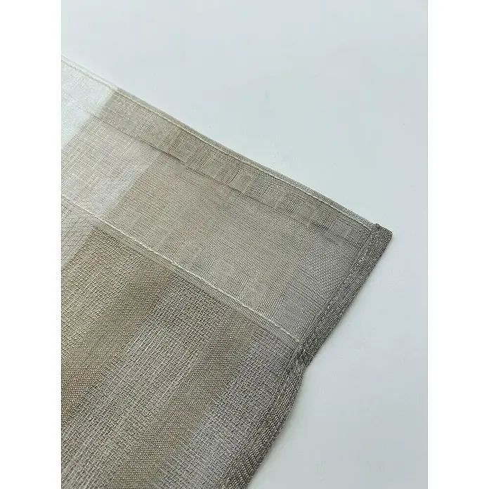 Cortina plisada onda perfecta Renata - An x Al: 270 x 290 cm, Beige, Textil - Primer plano de un tejido con un diseño de cuadros sutil, ideal para proyectos textiles.