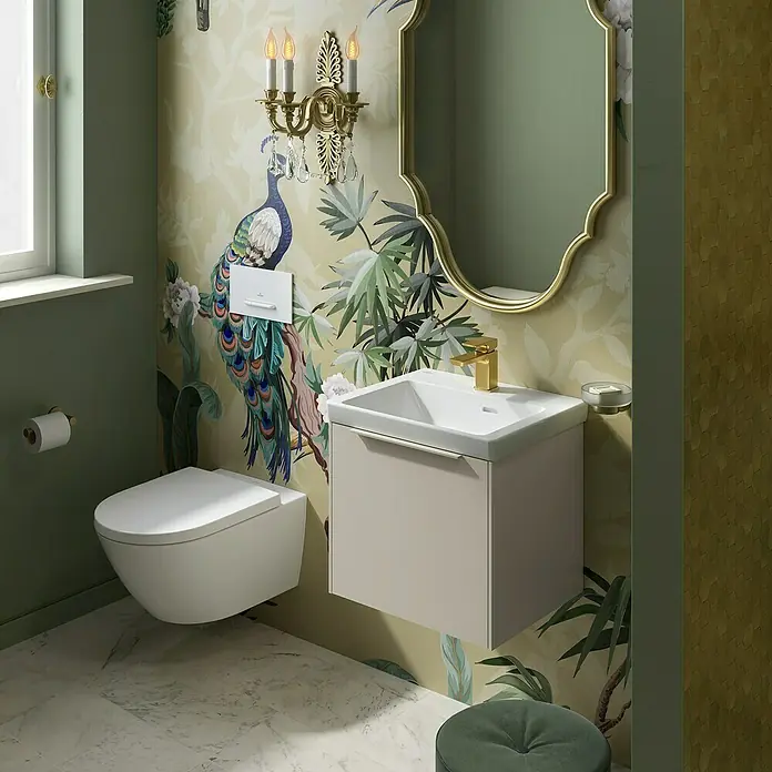 Villeroy & Boch Subway 3.0 Handwaschbecken - 50 x 40 cm, Ohne Spezialglasur, Hahnloch: Mitte, Mit Überlauf, Weiß Alpin, Ungeschliffen, Rechteckig - Badezimmer mit hängendem WC und Waschtisch mit Unterschrank in Beige, sowie Spiegel und Wandleuchte.