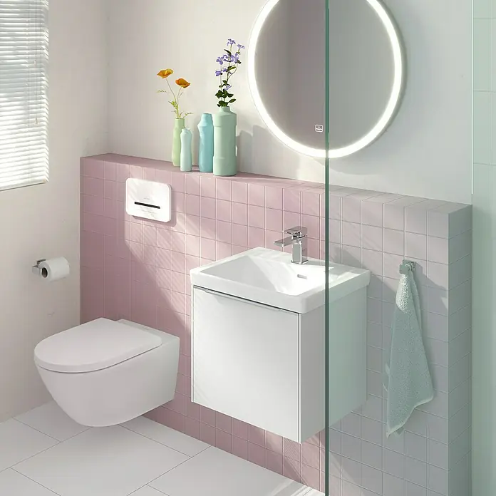 Villeroy & Boch Subway 3.0 Lichtspiegel - Durchmesser: 71,2 cm, White Matt - Modernes Badezimmer mit wandhängendem WC, Waschtischunterschrank und einem runden Spiegel mit LED-Beleuchtung für eine stilvolle Atmosphäre.