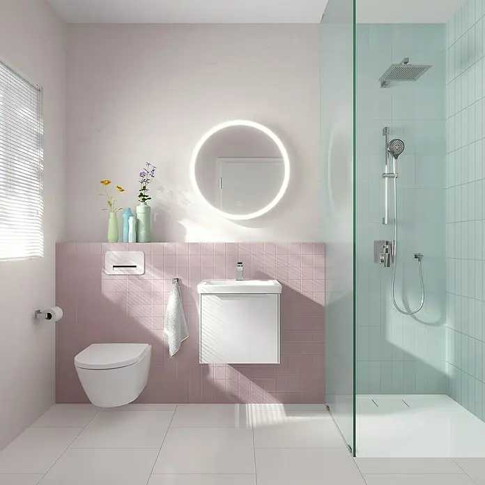 Villeroy & Boch Subway 3.0 Lichtspiegel - Durchmesser: 71,2 cm, White Matt - Ein modernes Badezimmer mit einer hängenden Toilette, einem Waschtisch und einer runden Spiegelleuchte für ein stilvolles Ambiente.