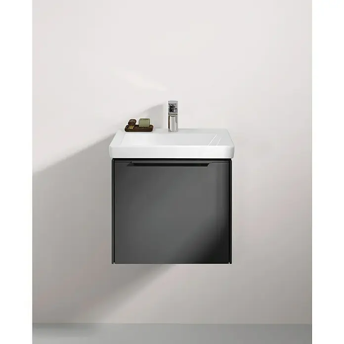 Villeroy & Boch Subway 3.0 Handwaschbecken - 45 x 37 cm, Ohne Spezialglasur, Hahnloch: Mitte, Mit Überlauf, Weiß Alpin, Ungeschliffen, Rechteckig - Nahaufnahme eines modernen Badezimmerwaschtisches mit stilvollem Design und Armatur.