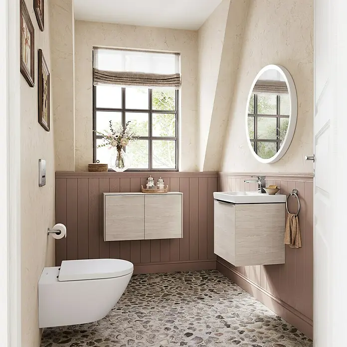 Villeroy & Boch Subway 3.0 Seitenschrank - B x T x H: 72,8 x 25,6 x 42,3 cm, White Oak, DIN Anschlag: Links/Rechts, Farbe Griff: Aluminium glänzend - Badezimmer mit Waschtischunterschrank, Hänge-WC und ovalem Spiegel. Die Farbgestaltung ist hell und freundlich, der Boden mit Kieselsteinen ausgelegt.