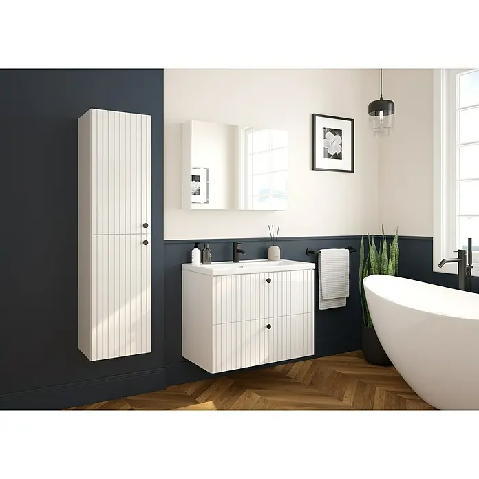 Badmöbel-Set Rietti - 81 cm, Weiß, Strukturiert - Ein modernes Badezimmer mit einem weißen Waschtischunterschrank und einem passenden Hochschrank, die beide mit geriffelten Fronten versehen sind.