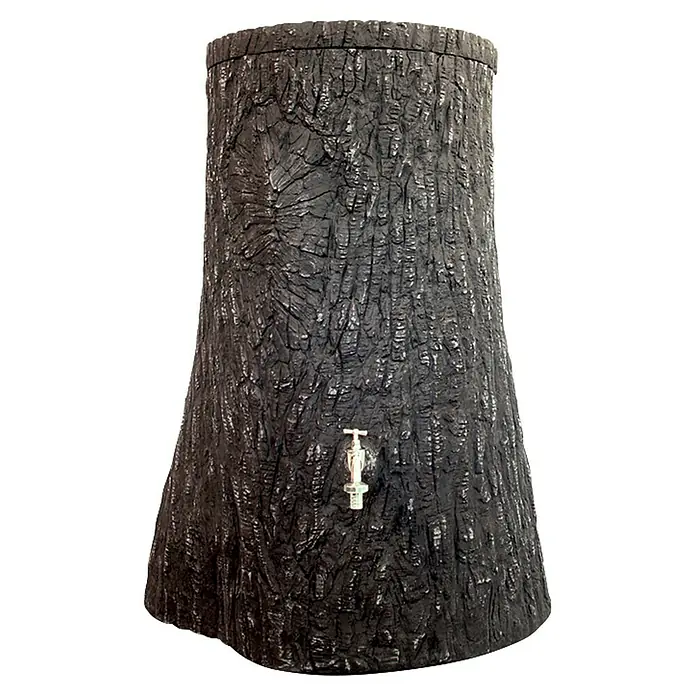 Regenspeicher Little Tree - 250 l, Dunkelbraun - Regentonne in Baumstammoptik mit Hahn. Die Tonne ist dunkelgrau und hat eine realistische Baumstruktur.