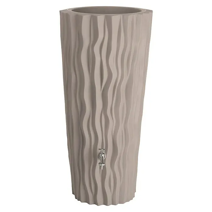Arves Regenspeicher Alana - 160 l, Taupe - Die hohe Regenwassertonne mit der Wasserhahn-Funktion hat ein attraktives, beiges Design mit gewellten Texturen für eine moderne Ästhetik.