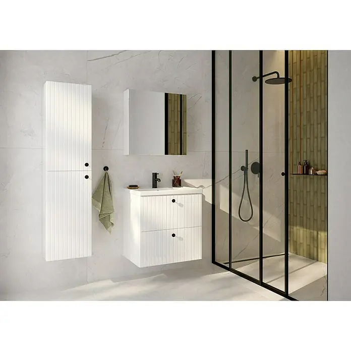 Spiegelschrank Rietti - B x H: 60 x 60 cm, Holz, Weiß - Badezimmer mit weißen, geriffelten Möbeln, Spiegelschrank und begehbarer Dusche mit schwarzen Akzenten für ein modernes Ambiente.