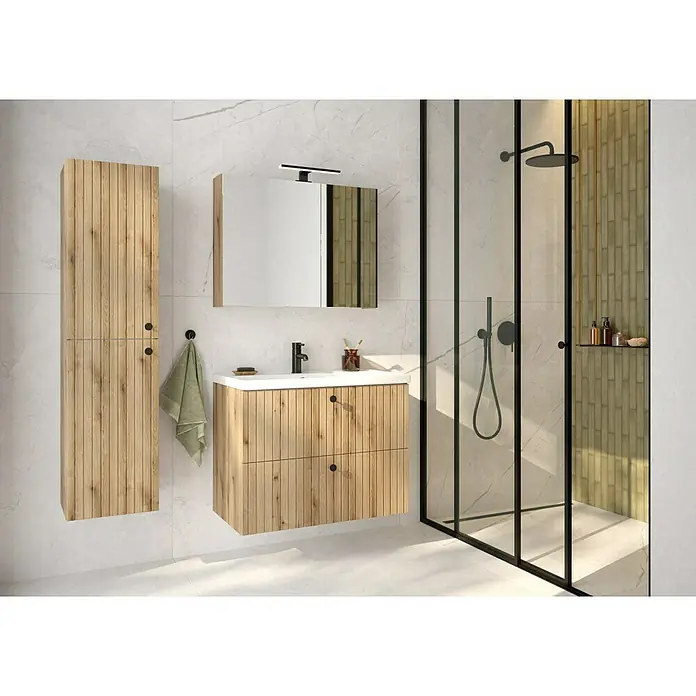 Badmöbel-Set Rietti - 81 cm, Eiche Evoke, Strukturiert - Modernes Badezimmer-Interieur mit einem Waschtischunterschrank in Holzoptik, Spiegelschrank und einer begehbaren Dusche mit schwarzen Akzenten.