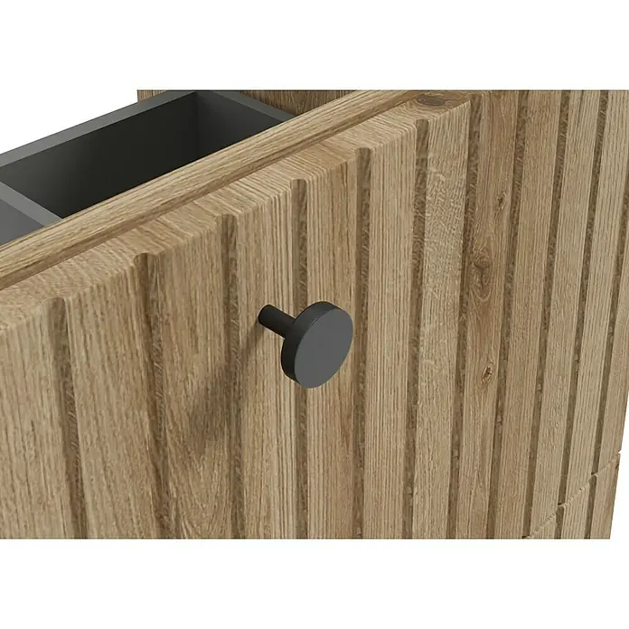 Badmöbel-Set Rietti - 61 cm, Eiche Evoke, Strukturiert - Nahaufnahme eines Holzschranks mit geriffelten Türen und einem grauen, runden Knopf. Das Möbelstück zeigt eine graue Innenschublade.