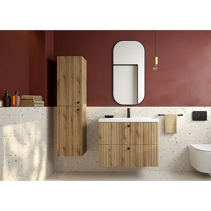 Badmöbel-Set Rietti - 81 cm, Eiche Evoke, Strukturiert - Badezimmer-Interieur mit einem Waschtischunterschrank mit Schubladen und einem passenden Hängeschrank in Holzoptik.