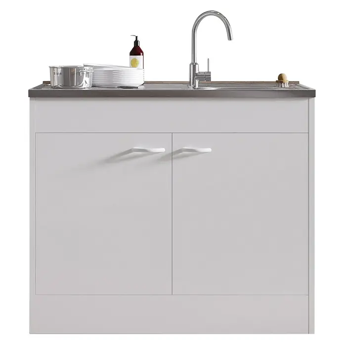 Respekta Komplettspüle Samara - 100 x 50 cm, Weiß, Art Tür: Doppeltür - Ein Waschbeckenunterschrank mit zwei Türen und einer Arbeitsplatte mit Spüle, Armatur und einigen Küchenutensilien.
