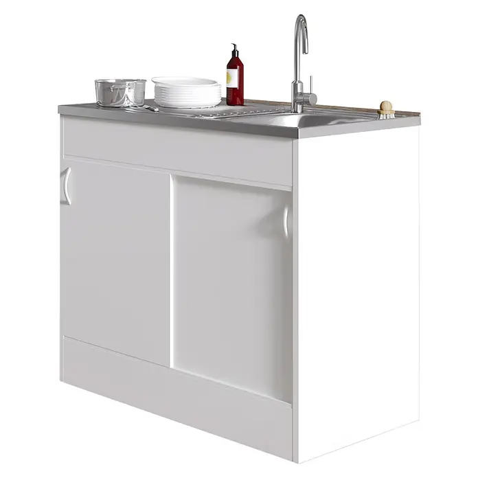 Respekta Komplettspüle Samara - 100 x 50 cm, Weiß, Art Tür: Schiebetür - Weißer Spülschrank mit Edelstahlspüle, Armatur, Geschirr und Spülmittel vor schwarzem Hintergrund.