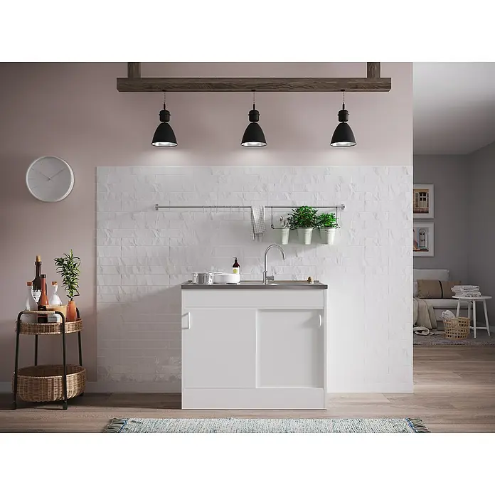 Respekta Komplettspüle 50 S100 x 50 cm, Schiebetür, Weiß - Ein Waschbeckenunterschrank mit weißen Fronten und einer grauen Arbeitsplatte, hervorgehoben durch moderne Hängelampen.