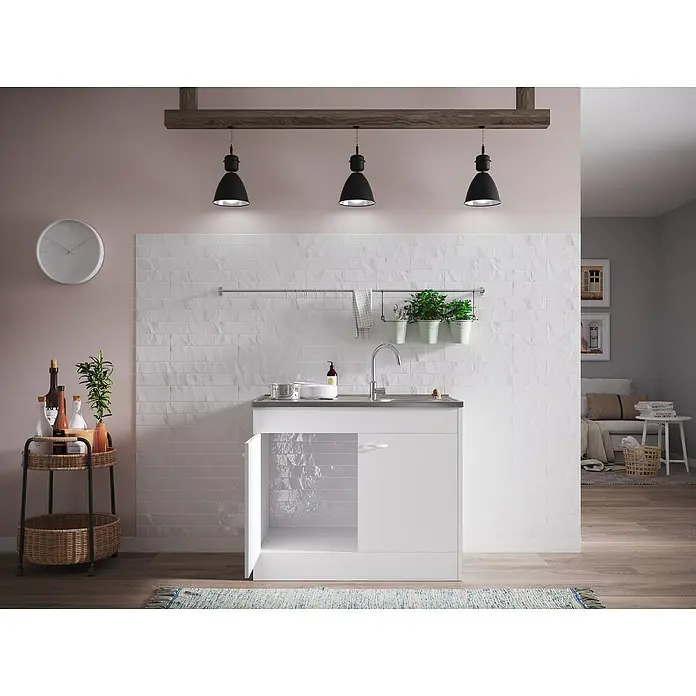 Respekta Komplettspüle Samara - 100 x 60 cm, Weiß, Art Tür: Doppeltür - Ein modernes Waschbecken mit Unterschrank in einem stilvollen Badezimmer, beleuchtet durch hängende Lampen, bietet Funktionalität und elegantes Design.