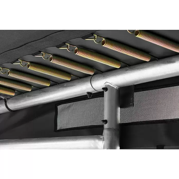 Salta Trampolin Premium Ground - B x L: 214 x 305 cm, Schwarz - Nahaufnahme goldener Trampolinfedern, die eine schwarze Sprungmatte mit silbernen Metallrohren und einem schwarzen Sicherheitsnetz verbinden.