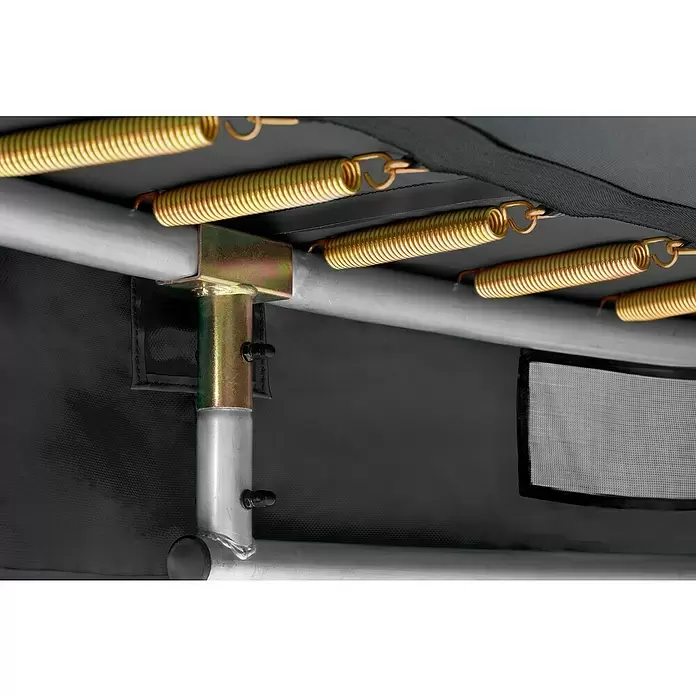 Salta Trampolin Premium Ground - Durchmesser: 396 cm, Schwarz - Trampolin mit goldenen Federn, grauem Metallrahmen und dunkler Schutzpolsterung.