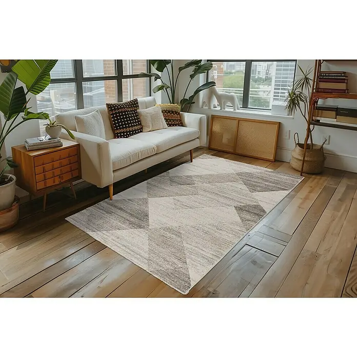 Kurzflorteppich Trendy Carving - Beige/Silber, 150 x 80 cm, 100 % Polypropylen - Moderner Wohnraum mit geometrischem Teppich, der das Sofa und den Holzboden hervorhebt und für eine stilvolle Atmosphäre sorgt.