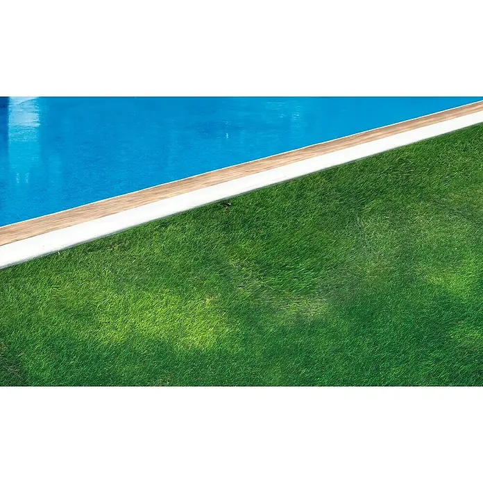 Césped artificial Onega - 5 x 2 m, Altura del pelo: 35 mm, Densidad: 21.900 puntadas/m² - Foto detallada de una piscina, destacando el agua azul, el borde de madera y el césped verde y exuberante.
