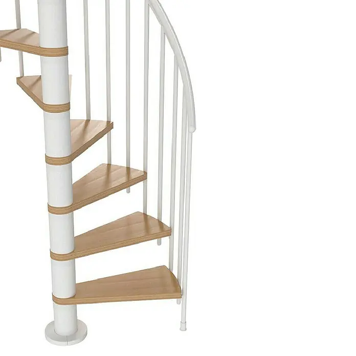 Sogem Escalera de caracol Calgary - Diámetro: 120 cm, Color peldaños: Haya, Altura de planta: 244,8 cm - 280,8 cm - Primer plano de una elegante escalera de caracol con peldaños de madera clara y barandilla blanca, combinando diseño moderno y funcionalidad.