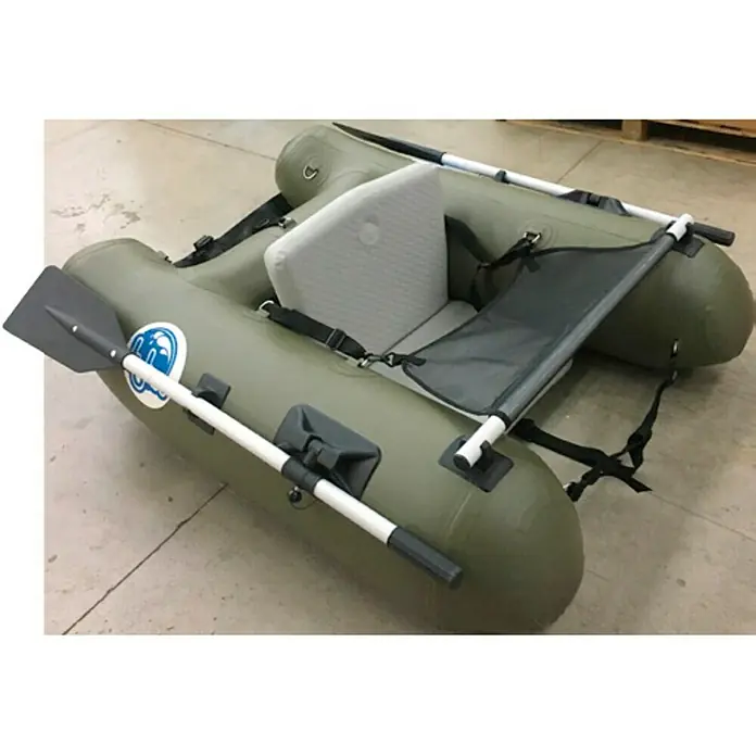 Bote hinchable para pesca - Apto para: 1 persona, Verde - Aquí hay un bote de pesca inflable con remos y un asiento. Es de un tono verde y parece ser para una persona.