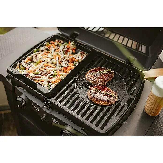Enders Grillplatte - Passend für: Enders Urban II- und Explorer II-Serie, Gusseisen - Schwarzer Enders Urban II Pro Gasgrill, auf dem Steaks und Gemüse garen.