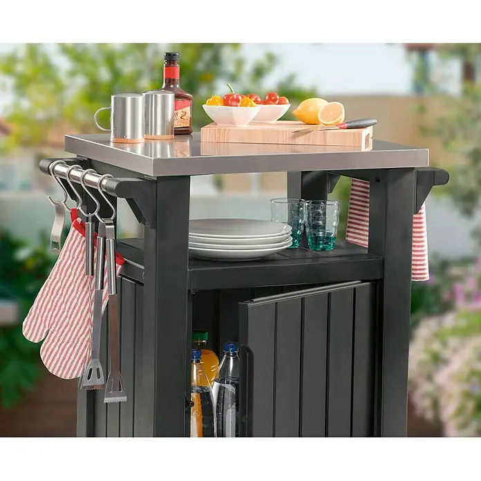 Keter Mesa auxiliar de jardín Unity - L x An: 82 x 52 cm, Marrón - Imagen de un carro de cocina con una parte superior de acero inoxidable, ganchos para herramientas y almacenamiento para platos y bebidas.