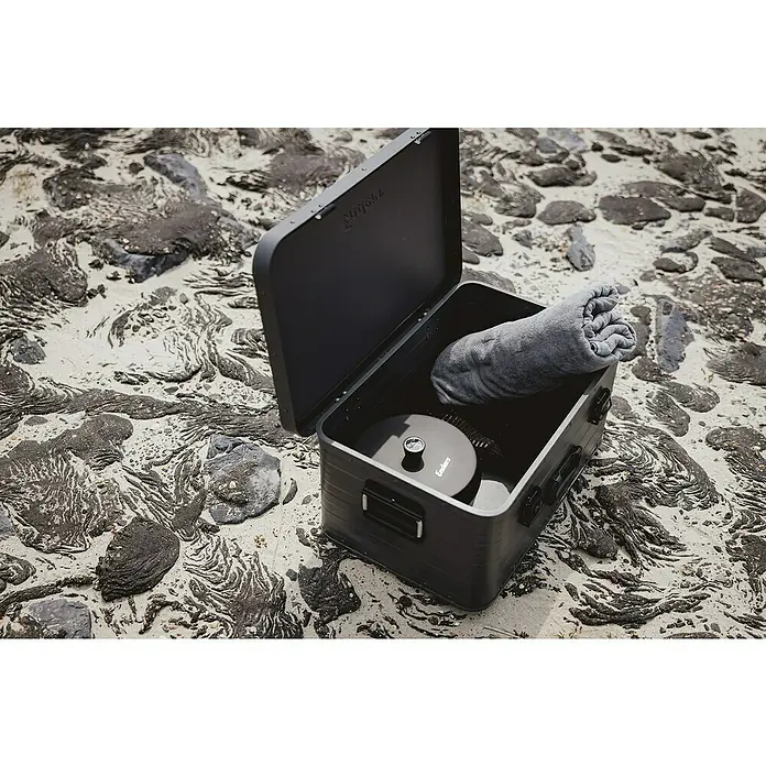 Enders Aufbewahrungs- & Transportbox Toronto M - L x B x H: 58,5 x 38,5 x 26,5 cm, Metall - Offene dunkelgraue Metallbox mit gerolltem grauem Handtuch und schwarzem Campinggrill/Kocher mit Thermometer auf strukturiertem Sand.