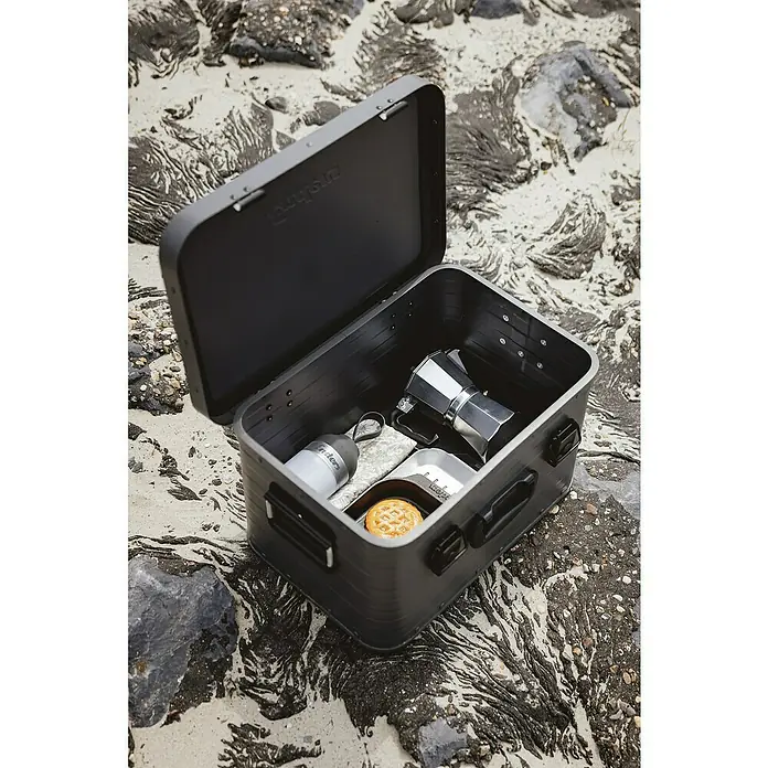 Enders Aufbewahrungs- & Transportbox Toronto S - L x B x H: 46 x 32 x 26 cm, Metall - Offene dunkelgraue Aluminium-Aufbewahrungsbox auf Sand, mit Espressokocher, Flasche und Gebäck für eine Outdoor-Pause.