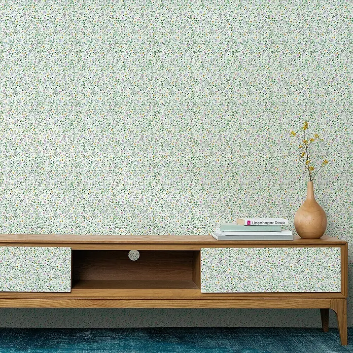 Lámina decorativa autoadhesiva vinílico Premium - 90 x 280 cm, Lulu, Verde - Primer plano de una sala de estar con una consola multimedia de madera adornada con papel pintado floral y una pared a juego.