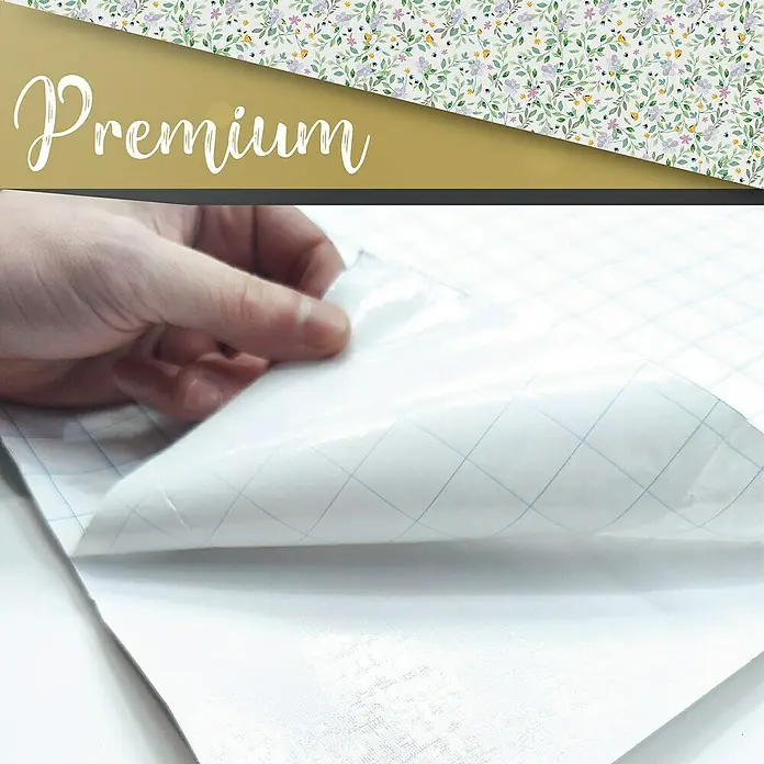 Lámina decorativa autoadhesiva vinílico Premium - 90 x 280 cm, Lulu, Verde - Primer plano de un rollo de film autoadhesivo floral premium para muebles, que se despega fácilmente. Ideal para una decoración sencilla.