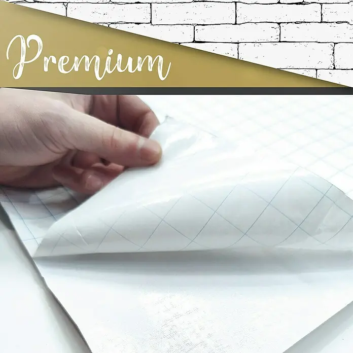Lámina decorativa autoadhesiva vinílico Premium - 90 x 280 cm, Outline, Blanco - Imagen de una película autoadhesiva premium con líneas de cuadrícula que está siendo despegada por una mano, ideal para manualidades y decoraciones precisas.